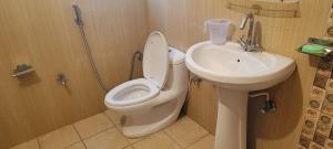 een badkamer met toilet en wastafel bij Mountain Breeze 2BHK with a spectacular view in Bhowāli +7 foto's