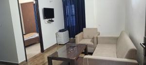 een woonkamer met een bank en een tafel bij Mountain Breeze 2BHK with a spectacular view in Bhowāli