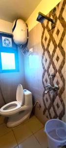 een badkamer met toilet en wastafel bij Mountain Breeze 2BHK with a spectacular view in Bhowāli