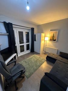 Гостиная зона в Cozy flat, 2 bedrooms and one living-room, close to Euston Square and Mornington Crescent Stations