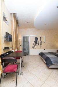 Un dormitorio con una cama y una mesa en una habitación. en Il Rifugio Dei Bizantini, en Rávena