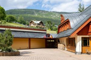 Nespecifikovaný výhled na hory nebo výhled na hory při pohledu z aparthotelu