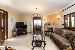 Μια τηλεόραση ή/και κέντρο ψυχαγωγίας στο Villa Aris: A Serene Experience, 3BRs, Pool & Bbq