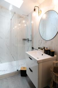 Koupelna v ubytování Les Loges de Brou + 16 fotografií