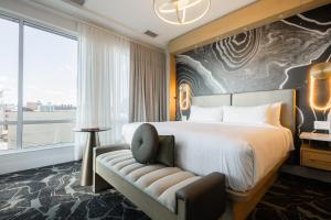 Ένα ή περισσότερα κρεβάτια σε δωμάτιο στο POSH on Kirkwood, A Boutique Hotel