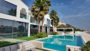 World Class 6 BDR Villa In Signature Palm