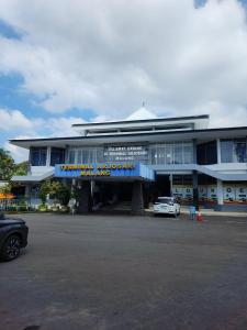 a building with a car parked in front of it at Neomi Homestay Malang in Wendit
