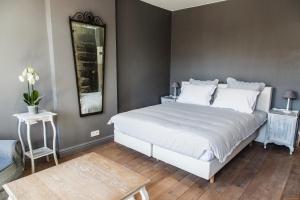 A bed or beds in a room at La maison en pierre
