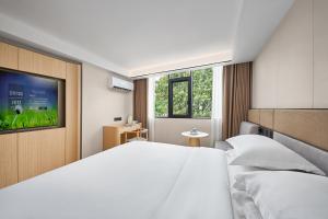 Una cama o camas en una habitación de Baiyun airport KongGang airport hotel -24hours ree shuttle bus 45 fotos más