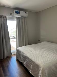 En eller flere senge i et værelse på Moderno departamento, pileta, parrilla, gimnasio EXCELENTE UBICACIÓN