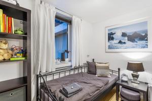 ein kleines Schlafzimmer mit einem Bett und einem Fenster in der Unterkunft Ferienwohnung Küsterland in Assinghausen