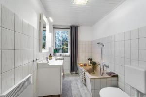 ein Badezimmer mit Toilette, Waschbecken und Badewanne in der Unterkunft Ferienwohnung Küsterland in Assinghausen + 29 Fotos