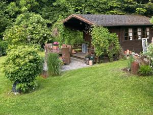 einen Garten mit einem kleinen Haus mit Hof in der Unterkunft Ferienwohnung Küsterland in Assinghausen