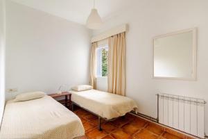 Ένα ή περισσότερα κρεβάτια σε δωμάτιο στο Casa con Jardín Enorme y Vistas Espectaculares Cerca de Pechon