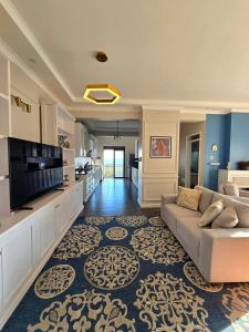 Η κουζίνα ή μικρή κουζίνα στο Water's Edge Lakefront Apt at Pacific Victorian