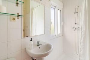 Ένα μπάνιο στο Casa con Jardín Enorme y Vistas Espectaculares Cerca de Pechon +31 φωτογραφίες