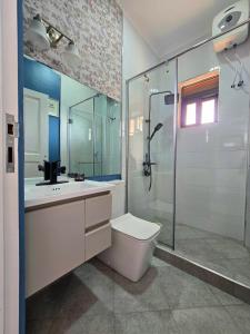 Ένα μπάνιο στο Water's Edge Lakefront Apt at Pacific Victorian