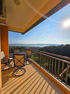 Μπαλκόνι ή βεράντα στο Water's Edge Lakefront Apt at Pacific Victorian