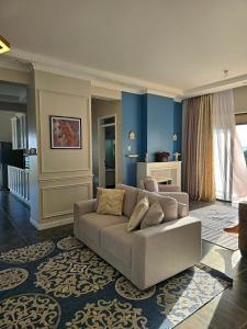 Χώρος καθιστικού στο Water's Edge Lakefront Apt at Pacific Victorian