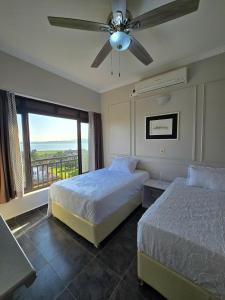 Ένα ή περισσότερα κρεβάτια σε δωμάτιο στο Water's Edge Lakefront Apt at Pacific Victorian +34 φωτογραφίες