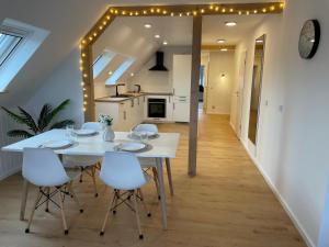 Kuchyň nebo kuchyňský kout v ubytování FeWo Wiesenblick I zwischen Hamburg und Heide