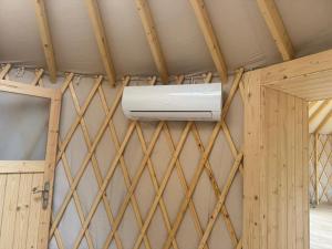 een airconditioning aan de muur van een kamer bij Jurajskie Jurty in Golczowice