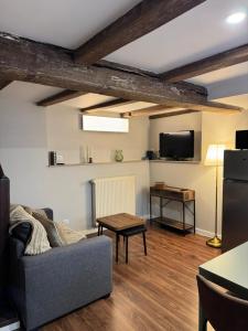 una sala de estar con un sofá y una mesa en L'Alcôve, en Langres