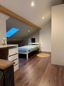 un dormitorio con una cama y un escritorio en L'Alcôve, en Langres