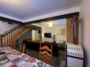 Televiisor ja/või meelelahutuskeskus majutusasutuses Gîte Crèmouille