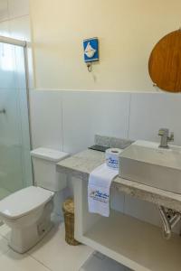 un bagno bianco con un water e un lavandino di Container Azul na beira do rio e a poucos metros do mar a Belmonte