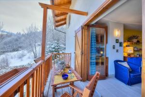 巴多尼奇亚Rebecca's House few steps from skiing - Happy Rentals的阳台配有桌子,享有雪景 更多18张照片
