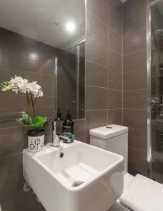 Et badeværelse på The East End Retreat + 2 billeder