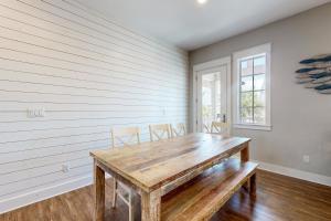 ein Esszimmer mit einem Holztisch und Stühlen in der Unterkunft The Wild Octopus at Palmilla Beach in Port Aransas