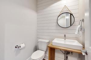 ein Badezimmer mit einer weißen Toilette und einem Spiegel in der Unterkunft The Wild Octopus at Palmilla Beach in Port Aransas + 25 Fotos