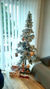 Φωτογραφία από το άλμπουμ του Gelbe Koffer - Design-Apartment in Schiffweiler - Self-Check-in - 2 Parkplätze - WLAN - Balkon mit Gartenzugang - private Terrasse - ruhig gelegen - Nähe See & Wald - bis 4 Pers σε Schiffweiler