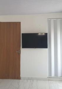 Un televizor și/sau centru de divertisment la Casa da Angela Quarto Duplo