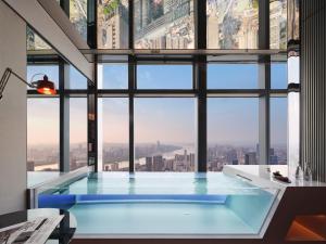 una piscina en el medio de un edificio con vistas en ISEYA Panoramic Hotel Changsha Wuyi Square Flagship, en Changsha