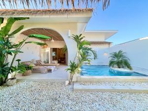 La alberca dentro o cerca de Bali-Style Private Pool Villa,3 Min Walk to Beach