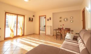 a living room with a couch and a table at Casa Maresol Formia a 5 minuti a piedi dal mare in Trivio