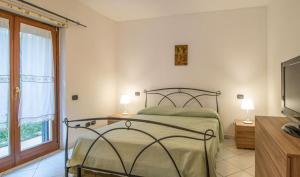 a bedroom with a bed and a tv and a window at Casa Maresol Formia a 5 minuti a piedi dal mare in Trivio