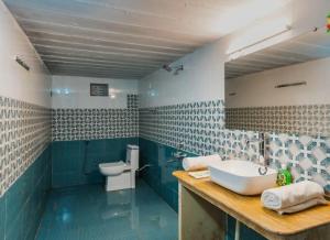 Koupelna v ubytování Desert Mannat Luxury Camping Jaisalmer + 13 fotografií