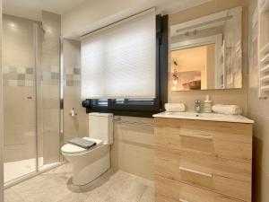 Ένα μπάνιο στο Modern duplex apartment +10 φωτογραφίες