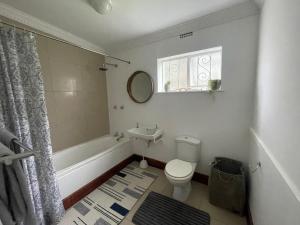 ジョージにあるThe White Houseのトイレ、洗面台、鏡のあるバスルーム +17枚の写真