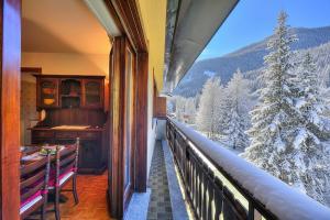 ein Balkon mit Blick auf einen schneebedeckten Berg in der Unterkunft Il Nido di Elda few steps from skiing - Happy Rentals in Bardonecchia