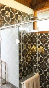 Ένα μπάνιο στο Villa Gubug Ijen Banyuwangi +15 φωτογραφίες