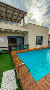 una piscina frente a una casa en סוויטת אפנדי, en Ya‘ara 42 fotos más