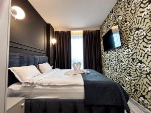 Postel nebo postele na pokoji v ubytování Sky Heaven - Airport 2 Bedroom Apartment - Parking