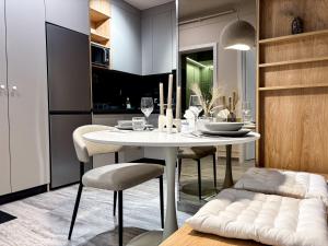 Fotografie z fotogalerie ubytování Sky Heaven - Airport 2 Bedroom Apartment - Parking v destinaci Someşeni