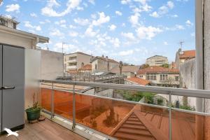 阿卡雄Arcachon Cœur de ville Appartement lumineux的公寓阳台可欣赏城市景观