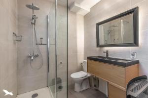 阿卡雄Arcachon Cœur de ville Appartement lumineux的带淋浴、水槽和马桶的浴室